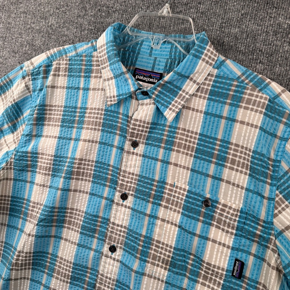 Patagonia Mens Blue Tan Plaid Seersucker Short Sleeve Button Up Shirt Size Large
